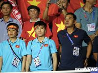 Tuyển bóng đá nữ Việt Nam rạng rỡ cổ vũ U22 Việt Nam giành HCV SEA Games