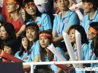 Tuyển bóng đá nữ Việt Nam rạng rỡ cổ vũ U22 Việt Nam giành HCV SEA Games
