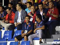Tuyển bóng đá nữ Việt Nam rạng rỡ cổ vũ U22 Việt Nam giành HCV SEA Games