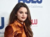 Selena Gomez để mặt mộc dạo phố