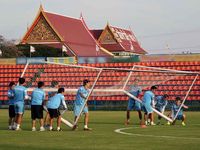 Thầy Park trầm ngâm trong buổi tập đầu tại Thái Lan