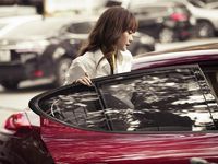 Biểu cảm đáng yêu của Minh Hằng khi lạc giữa 'rừng' trai đẹp chuẩn soái ca 6 múi