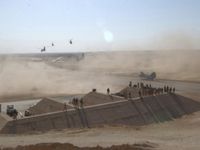 Tên lửa Iran ào ạt tấn công căn cứ nhưng lại né gây tổn thất lính Mỹ