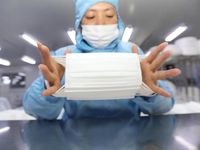 Nhà máy Trung Quốc tăng ca để sản xuất khẩu trang chống đại dịch