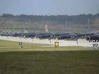 Pháo đài bay B-52 Mỹ diễn tập 'voi đi bộ' ở đảo Guam