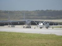 Pháo đài bay B-52 Mỹ diễn tập 'voi đi bộ' ở đảo Guam