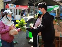 Đắk Lắk: 'ATM gạo' có thêm rau, trứng và mì