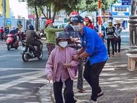 Những tình nguyện viên trẻ đầy nhiệt huyết tại 'ATM gạo'