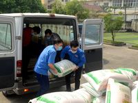 Khởi động ATM rút gạo 'bằng chân' đầu tiên ở Hà Nam tiếp sức công nhân, người nghèo