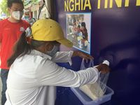 Đoàn Thanh niên Công an Đồng Nai đưa 'ATM gạo' lưu động đến với người nghèo