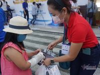 Vợ chồng tôi đều mù, nghe phát gạo tôi bắt xe ôm đi nhận