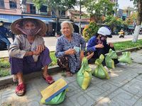 'Cảm ơn các nhà hảo tâm, tôi có gạo ăn trong 1 tuần'