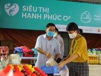 Ấm lòng 'ATM gạo' và siêu thị '0 đồng' hỗ trợ người dân trong mùa dịch