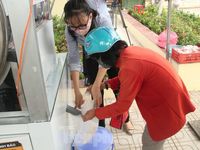 ATM gạo miễn phí ở Bình Dương: Ai nhận đều phát, ăn hết lại đến lấy