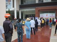Có cả người đi ô tô, đeo vàng đến nhận, 'ATM gạo' ở Hà Tĩnh phải tạm dừng