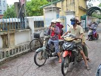 Người dân chen lấn, ATM gạo chuyển địa điểm