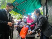 Báo Người Lao Động khai trương cây 'ATM thực phẩm miễn phí' ở Hà Nội