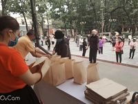 Tiểu thương đêm bán hải sản, ngày gấp hàng nghìn túi giấy miễn phí