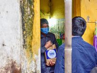 Tiểu thương đêm bán hải sản, ngày gấp hàng nghìn túi giấy miễn phí