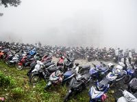 Du khách không đeo khẩu trang vui chơi Tam Đảo ngày lễ