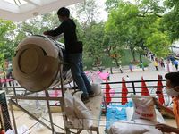 ATM 'gạo' phát miễn phí lần cuối, hàng nghìn người xếp hàng nhận trong ngày 30/4