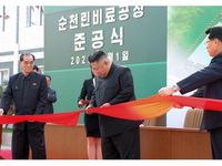 Ông Kim Jong Un tươi cười xuất hiện trở lại giữa tiếng 'hò reo như sấm rền'