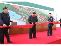 Ông Kim Jong Un tươi cười xuất hiện trở lại giữa tiếng 'hò reo như sấm rền'
