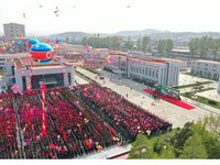 Ông Kim Jong Un tươi cười xuất hiện trở lại giữa tiếng 'hò reo như sấm rền'