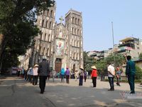Phố cổ Hà Nội, trăm người đội nắng nhận gạo miễn phí
