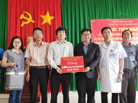 Viện Kiểm định Quốc gia Vắc xin và Sinh phẩm y tế trao tặng vắc xin và hòm lạnh bảo quản vắc-xin phòng bệnh bạch hầu