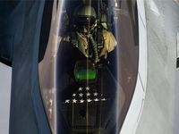 Phi công F-22 mang siêu súng phòng thân