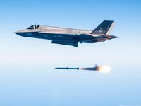 Mang tới 10 tấn vũ khí, F-35 ăn đứt Su-35 và Su-57 hai tấn