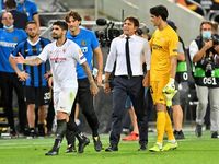 Bị chế giễu đội tóc giả, HLV Conte đòi 'ăn thua' với tiền vệ Sevilla