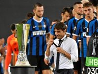 Bị chế giễu đội tóc giả, HLV Conte đòi 'ăn thua' với tiền vệ Sevilla