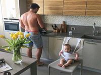Nhìn ông bố trông con kiểu này liệu các bà vợ có dám nhờ?