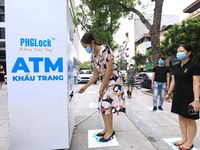 Hà Nội triển khai cây ATM phát khẩu trang miễn phí cho người dân