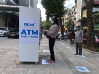 'Cây ATM khẩu trang' đầu tiên ở Hà Nội