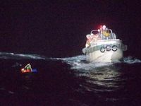 Bão Maysak vùi dập bán đảo Triều Tiên, tàu lớn mất tích
