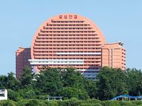 Ông Kim ra lệnh xây chung cư chắn tầm nhìn sang Trung Quốc