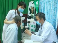 Khám mắt miễn phí cho 183 người cao tuổi huyện Khánh Vĩnh