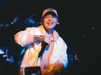 Binz 'phủ hồng' sân khấu, hát live cực chất trước vòng Đối đầu tại 'Rap Việt'