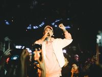 Binz 'phủ hồng' sân khấu, hát live cực chất trước vòng Đối đầu tại 'Rap Việt'