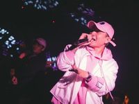 Binz 'phủ hồng' sân khấu, hát live cực chất trước vòng Đối đầu tại 'Rap Việt'