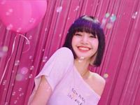 Lisa mang khoe dây chuyền đặc biệt mà sao fan lại thấy thương em út BLACKPINK quá chừng?