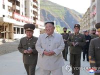 Ông Kim Jong Un thị sát khu tái định cư cho dân vùng lũ