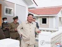 Ông Kim Jong Un thị sát khu tái định cư cho dân vùng lũ