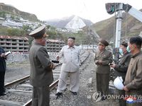 Ông Kim Jong Un thị sát khu tái định cư cho dân vùng lũ