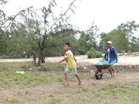 Bộ đội Biên phòng Thừa Thiên-Huế giúp dân gia cố bờ kè trước khi bão số 8 đổ bộ