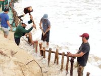 Quân với dân cùng nỗ lực chống bão