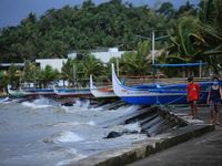 Siêu bão Goni mang gió mạnh thảm khốc, gây sạt lở ở Philippines